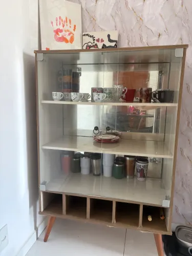 Cristaleira com espelhos