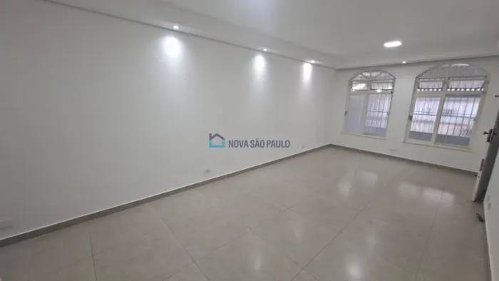 Sobrado para locação com 04 quartos e 02 vagas de garagem