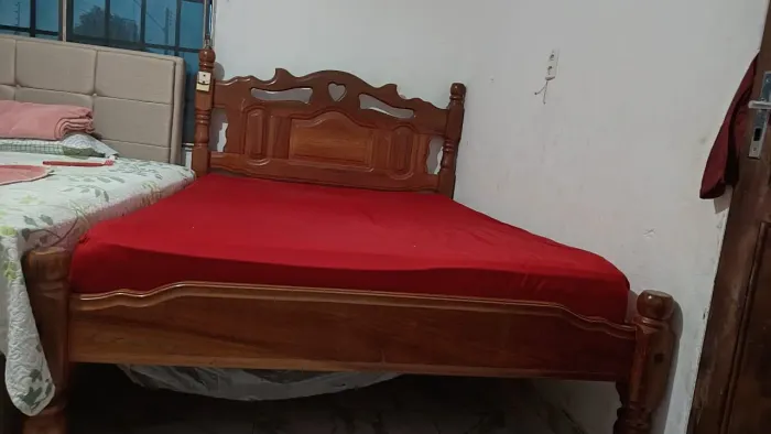 Vende uma cama de madeira casal .com ou sem o colchão semi nova