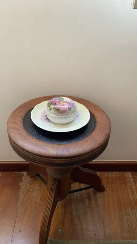 Pratinho de porcelana e pote (pintado a mão).