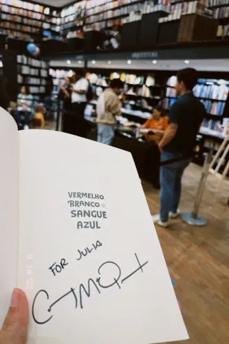 Livro vermelho branco e sangue azul autografado
