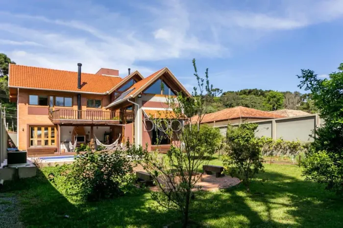 Casa com piscina e área gourmet  terreno amplo, mezanino e suíte com closet!