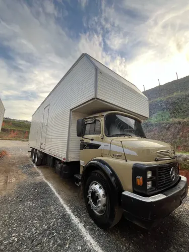 MB 1318 Truck baú
