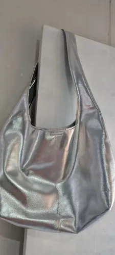 Bolsa prata ,marca portuguesa,grande e nova.