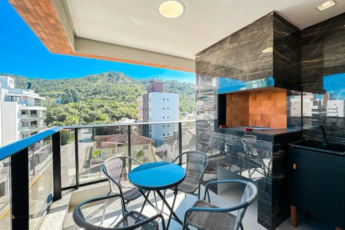 Apartamento mobiliado e decorado na Praia de Palmas | 3 dormitórios e vista panorâmica