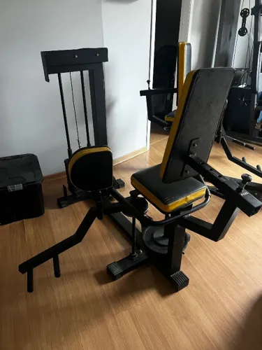 LOTE DE EQUIPAMENTOS DE MUSCULAÇÃO À VENDA ? CURITIBA/PR