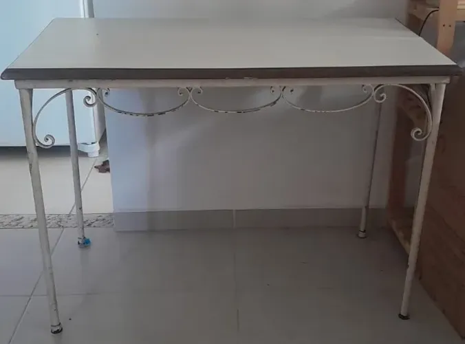 mesa de ferro e tampo de madeira