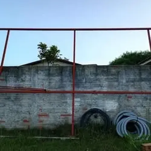 Estrutura para placa de propaganda, cobertura ou portão.