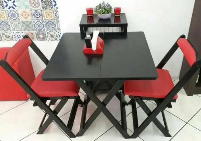 Conjunto de mesa com tampo liso e cadeira estofada