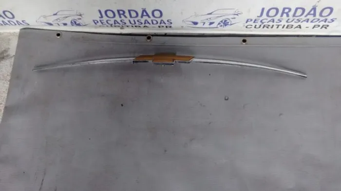 Emblema cromado, grade dianteira, Corsa, 2015.