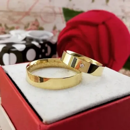 Aliança de ouro com pedra de zircônia