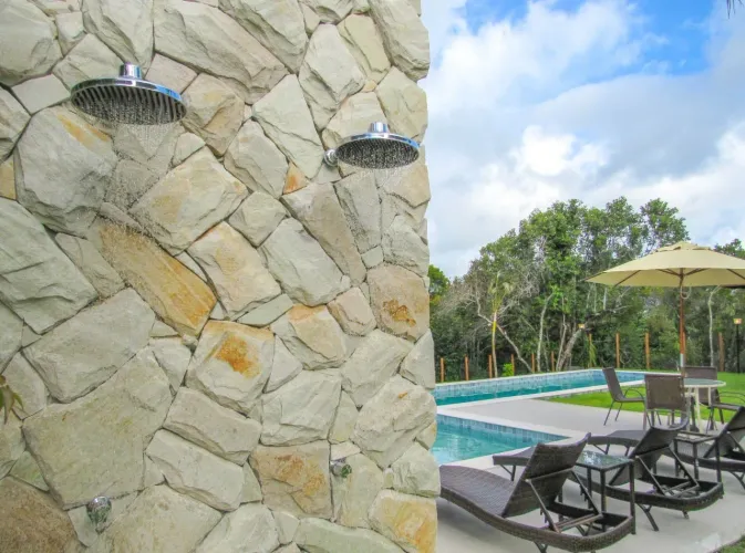 Casa de condomínio com piscina e churrasqueira