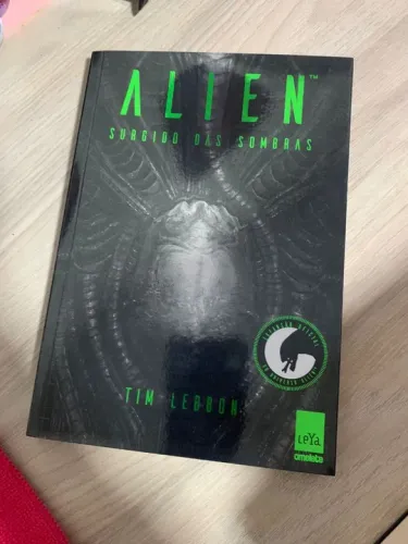 Livro Alien Surgindo das Sombras