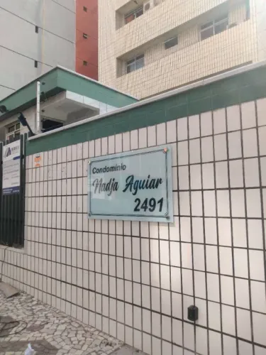 Placa de vidro para decorar a fachada do condomínio
