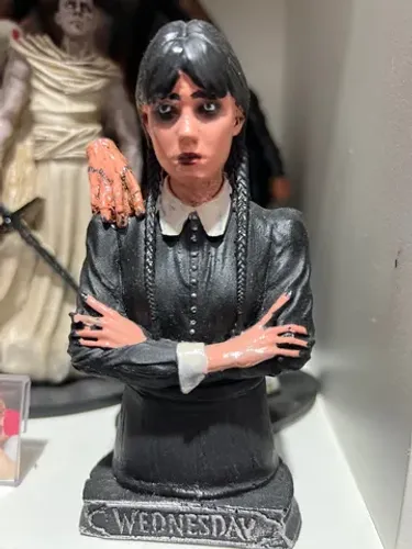 Estatueta em resina Wandinha