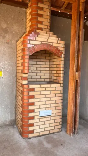 Casa dos telhados, churrasqueiras, madeira, deck, pergolados, tijolos refratários