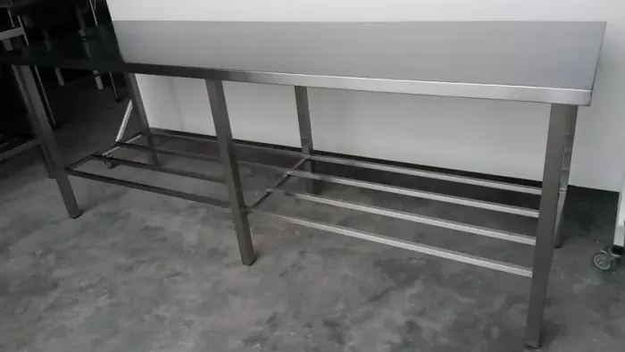 Mesa industrial em inox grande com 6 pés de estruturação