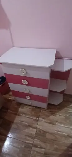 Guarda roupa e cômoda com cantoneiras 