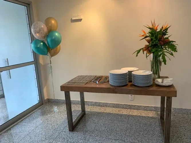 Mesa aparador em ipê para bolo