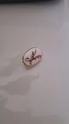Broche Ovalado com Detalhes Florais