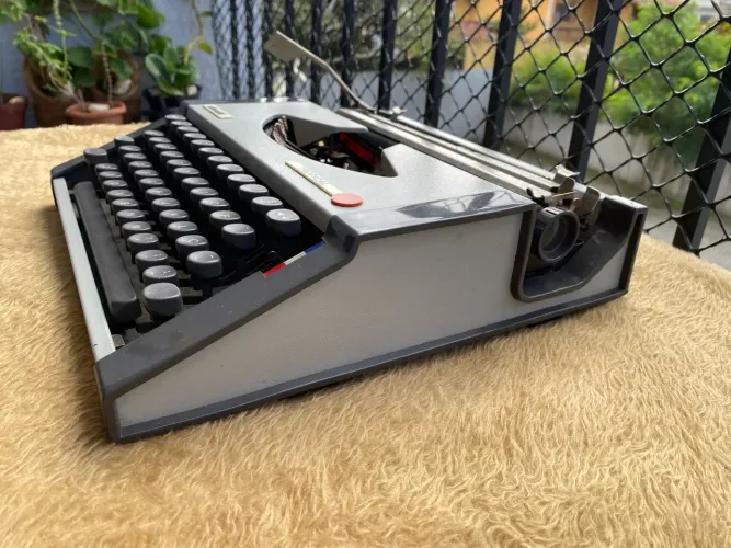Máquina De Datilografia Olivetti Tropical