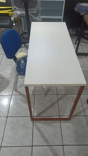Mesa e cadeira para sala ou escritório