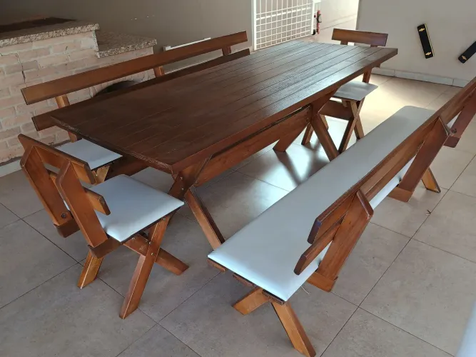 Conjunto de Mesa de Madeira com Bancos e Cadeiras