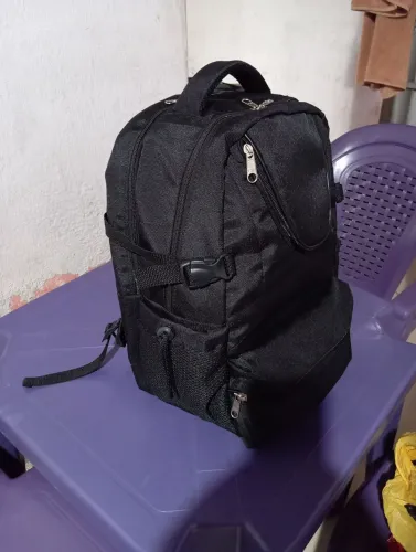 Mochila preta com design moderno e espaçosa