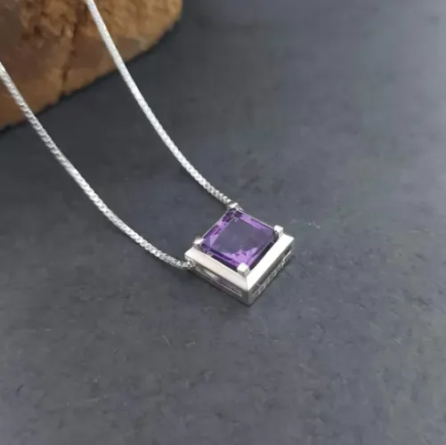 Pingente em prata 925 com pedra natural ametista