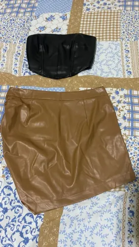 Conjunto Saia e Top Corset em Couro Sintético.