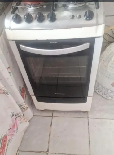 Estou vendendo esse fogão em perfeito estado 4 bocas pegando e o forno também aceito