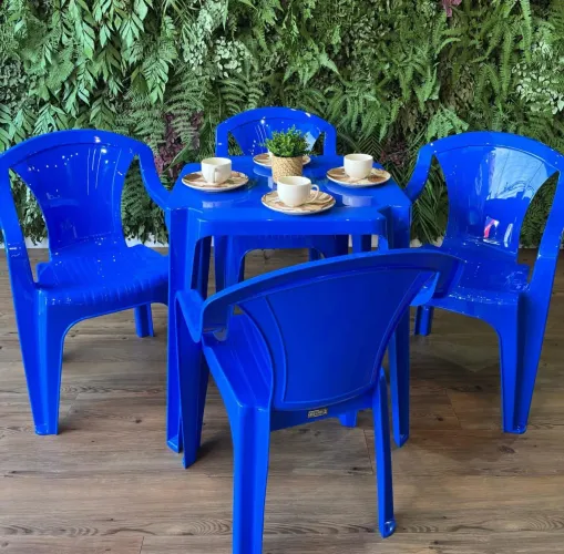 Jogo de mesa e cadeiras plástica cor azul! Suporta 182 Kg.