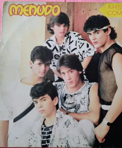 Discos de vinil usados em boas condições.