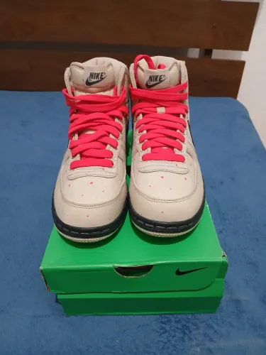 Tênis Nike Bege com Detalhes Rosa e Cadarço Vermelho