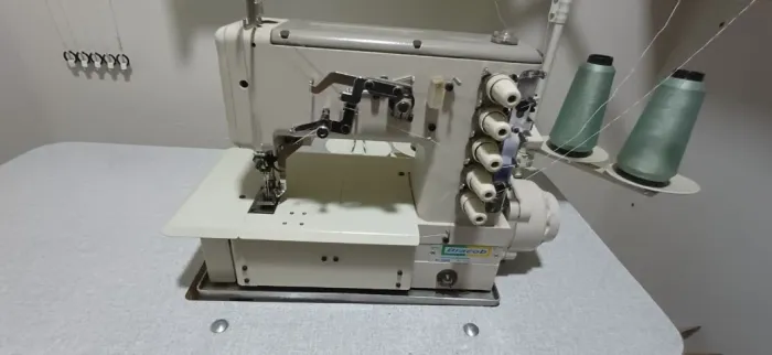 Máquina de costura galoneira bracob