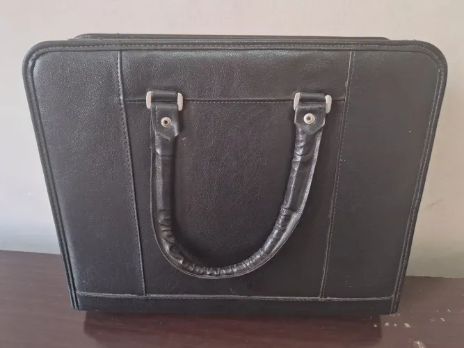 Coleção canetas com pastas em couro.