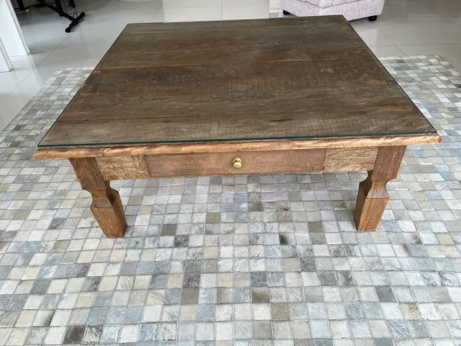 Mesa de madeira maciça com duas gavetinhas e tampo de vidro bisotado de