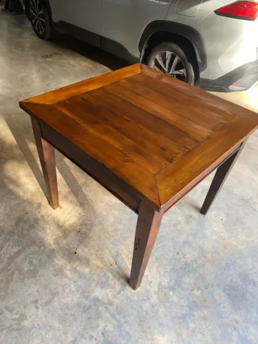 Mesa em madeira nobre 