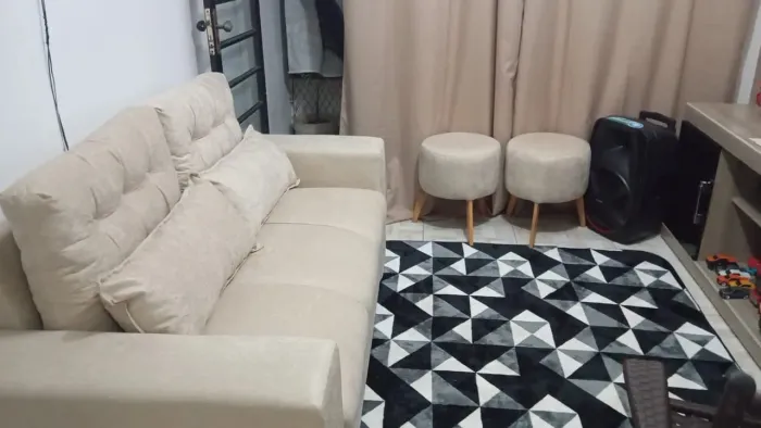 Sofá 3 Lugares Bege Claro com Almofadas e Puffs