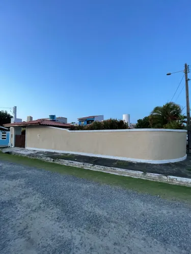 Casa com piscina em condomínio fechado