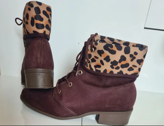 Botas cano curto marrom com detalhe de estampa animal N 37 estado de nova
