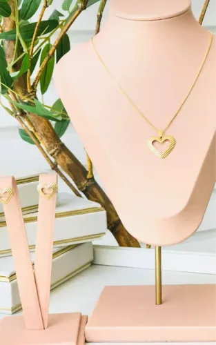 Conjunto de Colar e Brincos de Coração Dourado