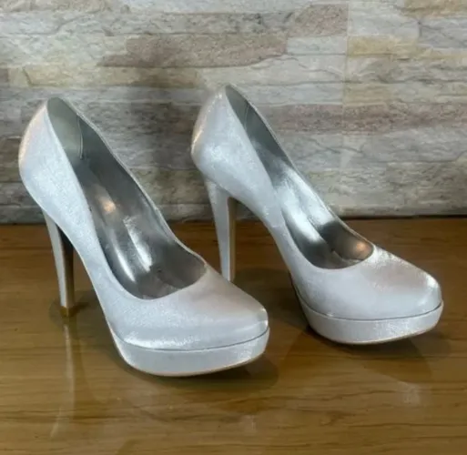 (novo) scarpin prata em cetim e couro estilo boneca na meia pata plataforma 35rafas noiva