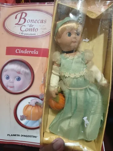 Boneca de Porcelana Cinderela