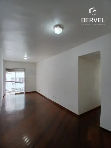Apartamento espaçoso, com varanda e suíte, em localização privilegiada no Catete!
