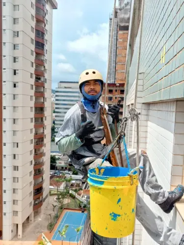 Reforma predial, revitalização de fachada,acesso por corda e pintura residencial