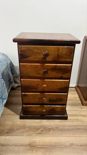 Armário em madeira maciça 