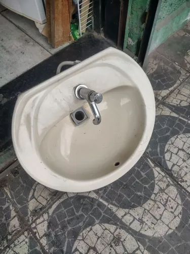 Vendo pia Lavatório com a torneira completa 0,57 por 0,43