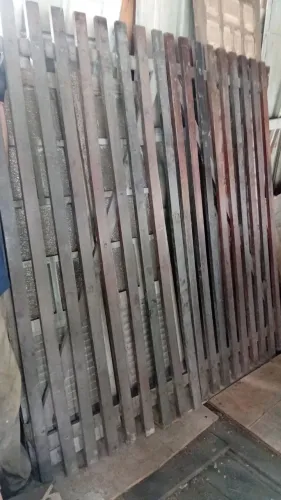 Portão de garagem de madeira ripado