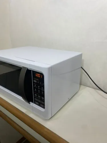 Micro-ondas com design moderno e funcional